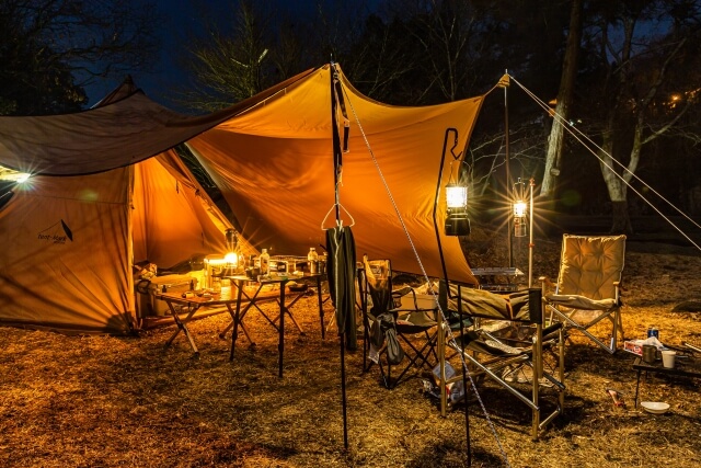 テントサイト 夜にキャンプで過ごすイメージ画像
