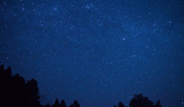 トップ テントサイトで見上げた夜空の満天の星の画像